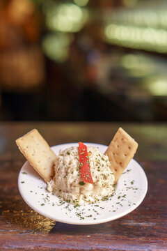 aperitivo t&iacute;pico espa&ntilde;ol formado por ensaladilla rusa y gildas que son peque&ntilde;os pinchos de comida
