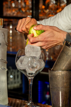elaboraci&oacute;n de coctel y copas en un pub o bar de copas, cocteler&iacute;a gintonic