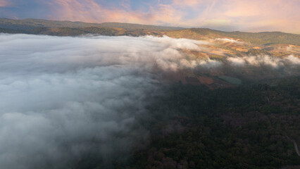 Obraz premium Dense fog and sunrise over the Grand Canyon mountains.