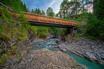 holzbrücke über einem bach
