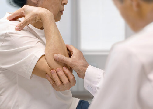 팔꿈치 통증을 느껴 의사에게 진단 및 치료 받는 환자_테니스엘보,골프엘보
