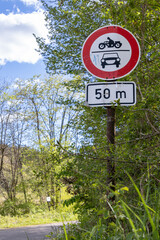 Verkehrszeichen verbietet Durchfahrt für Motorrad und PKW