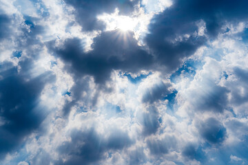 雲の隙間から太陽が差し込む青空