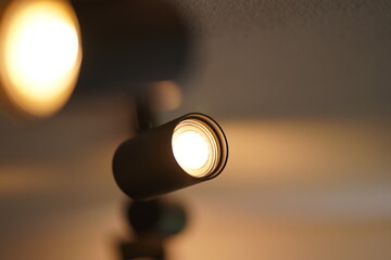 Nahaufnahme einer Lampe eines modernen Decken-Schienensytems. 