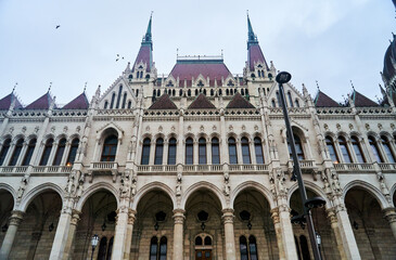 Naklejka premium Hungarian Parliament Building in the evening at the Danube river in Budapest, Hungary. High quality photo