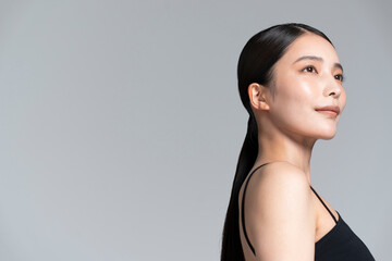 美しいアジア人女性の横顔/ビューティーイメージ/スタジオ撮影グレー背景