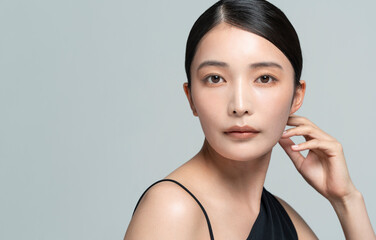 美しいアジア人女性/ビューティーイメージ/スタジオ撮影グレー背景