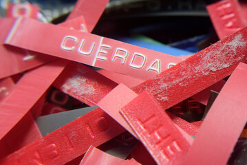 Palabra "CUERDA" en etiquetas de colores con letras impresas en relieve