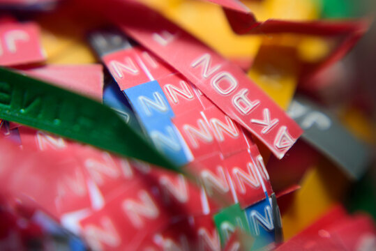 Etiquetas de colores con letras impresas en relieve
