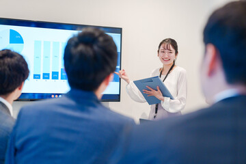 リモート会議でプレゼンをする若い女性社員