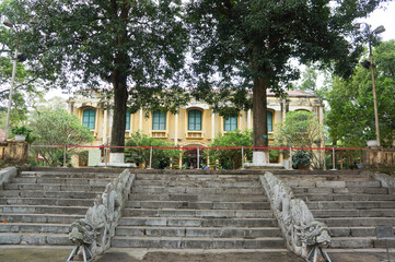 横幅が広い階段の上にたつ立派な宮殿が見える風景