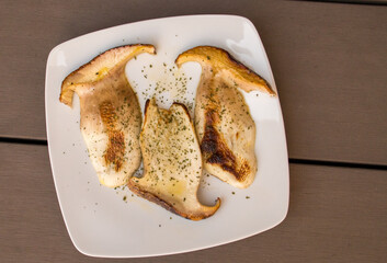 Plato de boletus a la plancha con aceite de oliva. Unos deliciosos boletus cortados en láminas y regados con un poco de aceite de oliva y condimentado con perejil.