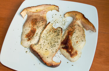 Plato de boletus a la plancha con aceite de oliva. Unos deliciosos boletus cortados en láminas y regados con un poco de aceite de oliva y condimentado con perejil.
