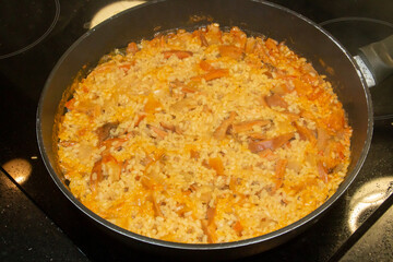 Arroz con setas, verduras y carne de pavo. Arroz con níscalos, Lactarius deliciosus, preparado en casa de forma tradicional. Madrid, España.