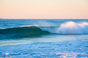 Obraz premium Breaking wave in motion at the beach.