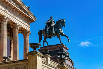 Fototapeta premium Reiterstandbild Friedrich Wilhelm IV in Berlin, ehemaliger König von Preußen 