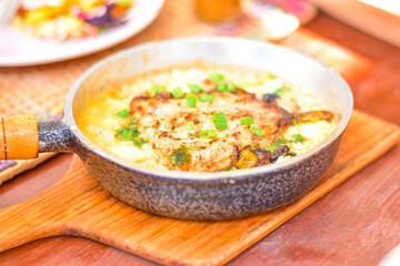 A culinária da França compreende uma grande variedade de pratos e de grande prestígio no mundo, principalmente no ocidente. A grande variedade de queijos, vinhos, carnes e doces é presente