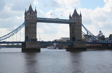 Obraz premium London Bridge is a historic Thames crossing in London, connecting the City to Southwark.