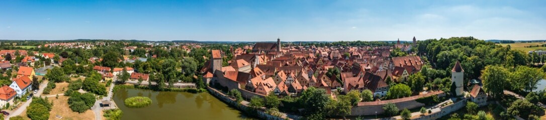 Obraz premium Bird's eye view of the old town of Dinkelbühl in Franconia with its city walls and towers
