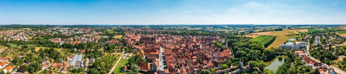 Obraz premium Bird's eye view of the old town of Dinkelbühl in Franconia with its city walls and towers