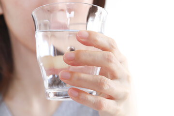 水を飲む女性