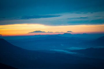 Obraz premium Sunrise view of Volcan de Agua from the side of Volcan Acatenango