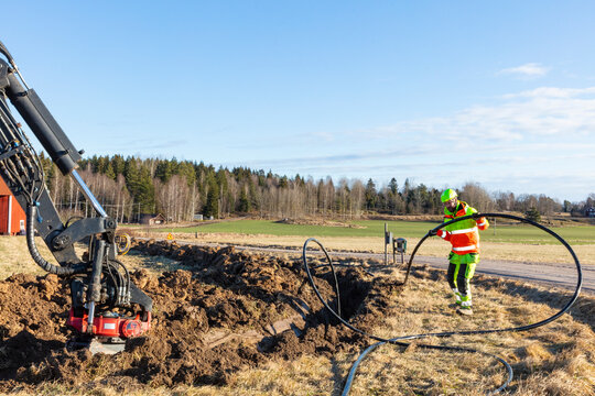 Maintenance engineer installing fiber optic cable at construction site