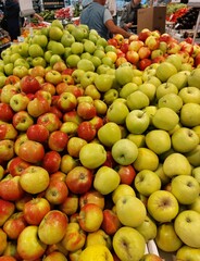 apples on the store counter, different varieties.