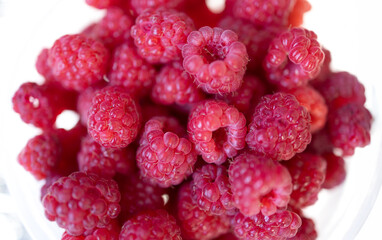 Framboises sur fond blanc, jour, horizontal