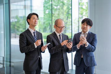 スマートフォン入力で考える男性ビジネスマン