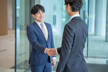 握手をするビジネスマン