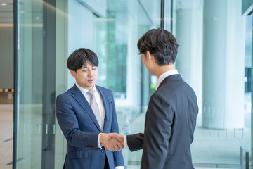 握手をするビジネスマン