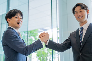 握手をするビジネスマン