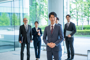 Fototapeta premium 男性ビジネスマンと様々な世代のビジネスマン