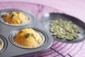 自宅で手作りしたかぼちゃのマフィン。カボチャのたねをのせたよ。