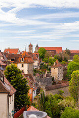 Obraz premium Panoramablick über die bunte und historische mittelalterliche Stadt Rothenburg ob der Tauber. Mit den bunten Fachwerkfassaden und den vielen berühmten Türmen und der Stadtmauer