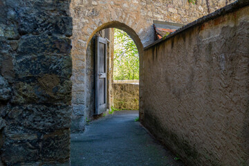 Fototapeta premium ein Tor in der Stadtmauer von Rothenburg ob der Tauber, Deutschland