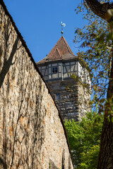 der ber&uuml;hmte R&ouml;derturm vor der Altstadt und der Bastei von Rothenburg ob der Tauber, Deutschland. 