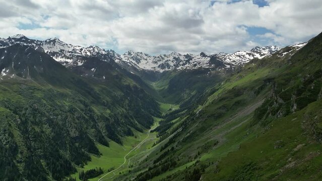 Gaschurn, &Ouml;sterreich: Aufnahme in einem alpinen Tal bei Gaschurn