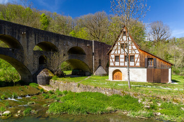 die berühmte Doppelbrücke im Taubertal bei Rothenburg ob der Tauber
