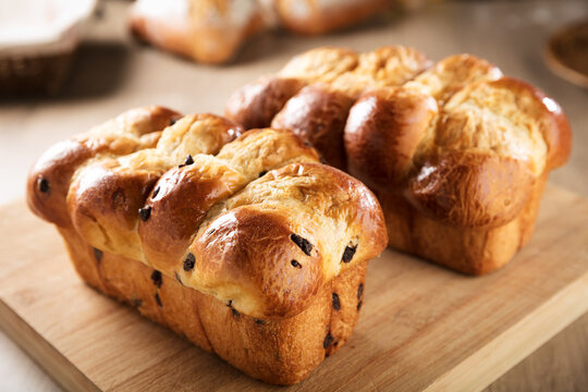 Recette de d&eacute;licieuse brioche aux p&eacute;tites de chocolat r&eacute;alis&eacute;s par un boulanger dans une boulangerie traditionnelle
