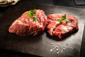 Délicieux morceau de viande préparer par un boucher dans une boucherie