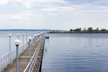Obraz premium Pier in cloudy weather