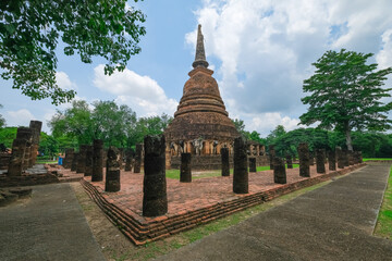 Obraz premium Ruins of archaeological site in Sukhothai province, Thailand. Wat Chang Lom in Sukhothai Historical Park