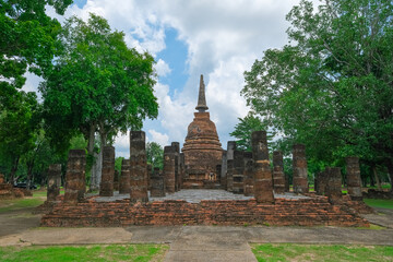 Obraz premium Ruins of archaeological site in Sukhothai province, Thailand. Wat Chang Lom in Sukhothai Historical Park