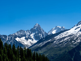 Fototapeta premium aiguille d'argentière en vallée de chamonix avec les sommets environnant et beaucoup de névés