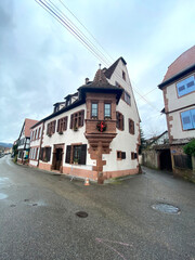 francuski domek na tle nieba