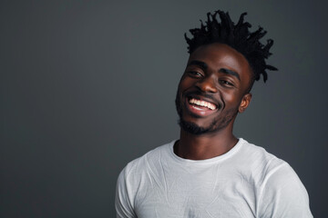 Obraz premium Black American handsome man smiling, informal isolated on a gray background
