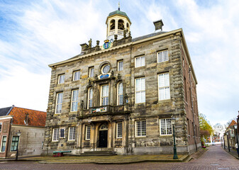 Fototapeta premium Das alte Rathaus in Enkhuizen in Nordholland aus dem 17ten Jahhundert.