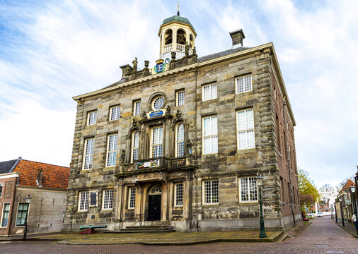 Das alte Rathaus in Enkhuizen in Nordholland aus dem 17ten Jahhundert.
